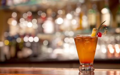 酒吧的鸡尾酒准备喝