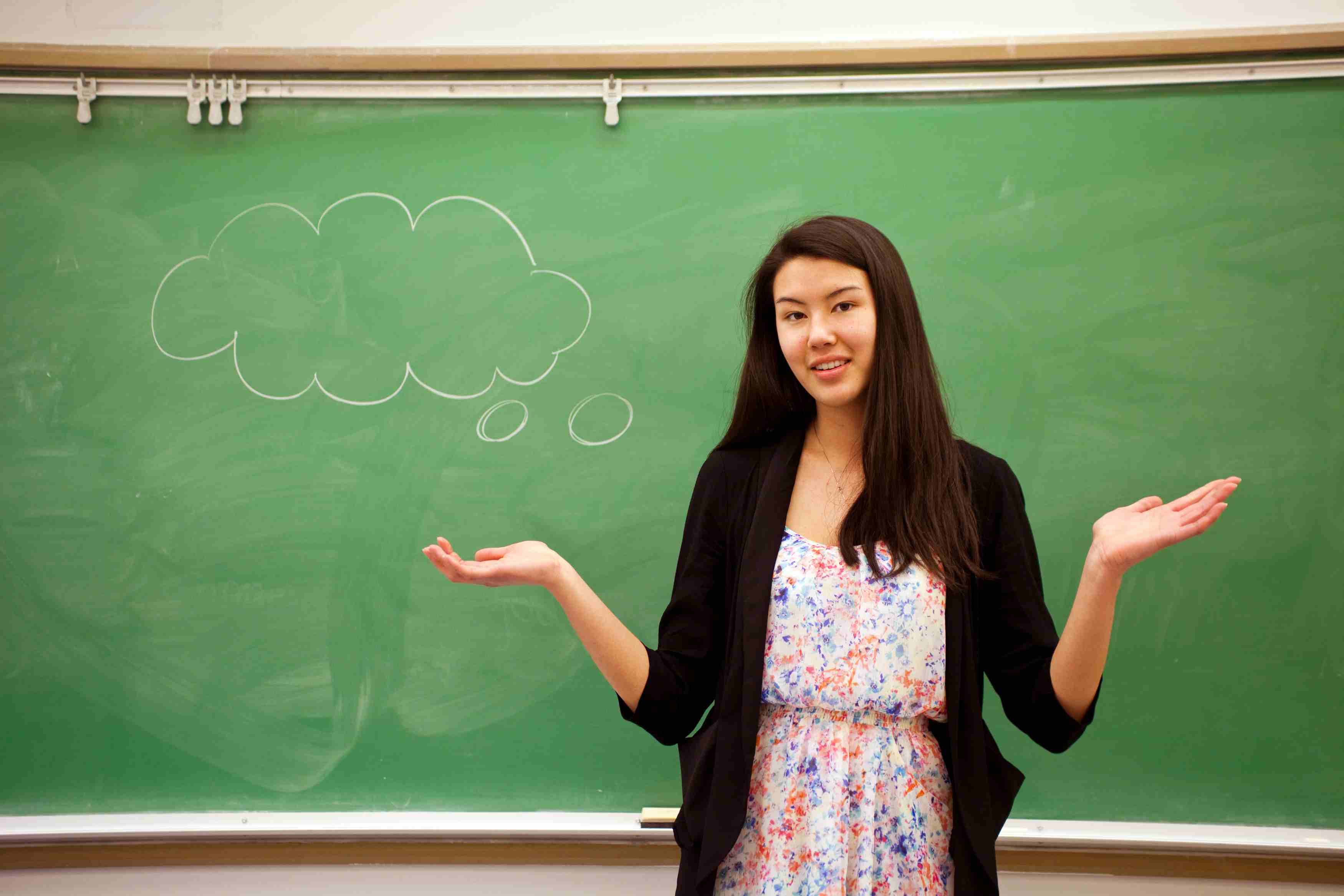 妇女谈话在黑板前面