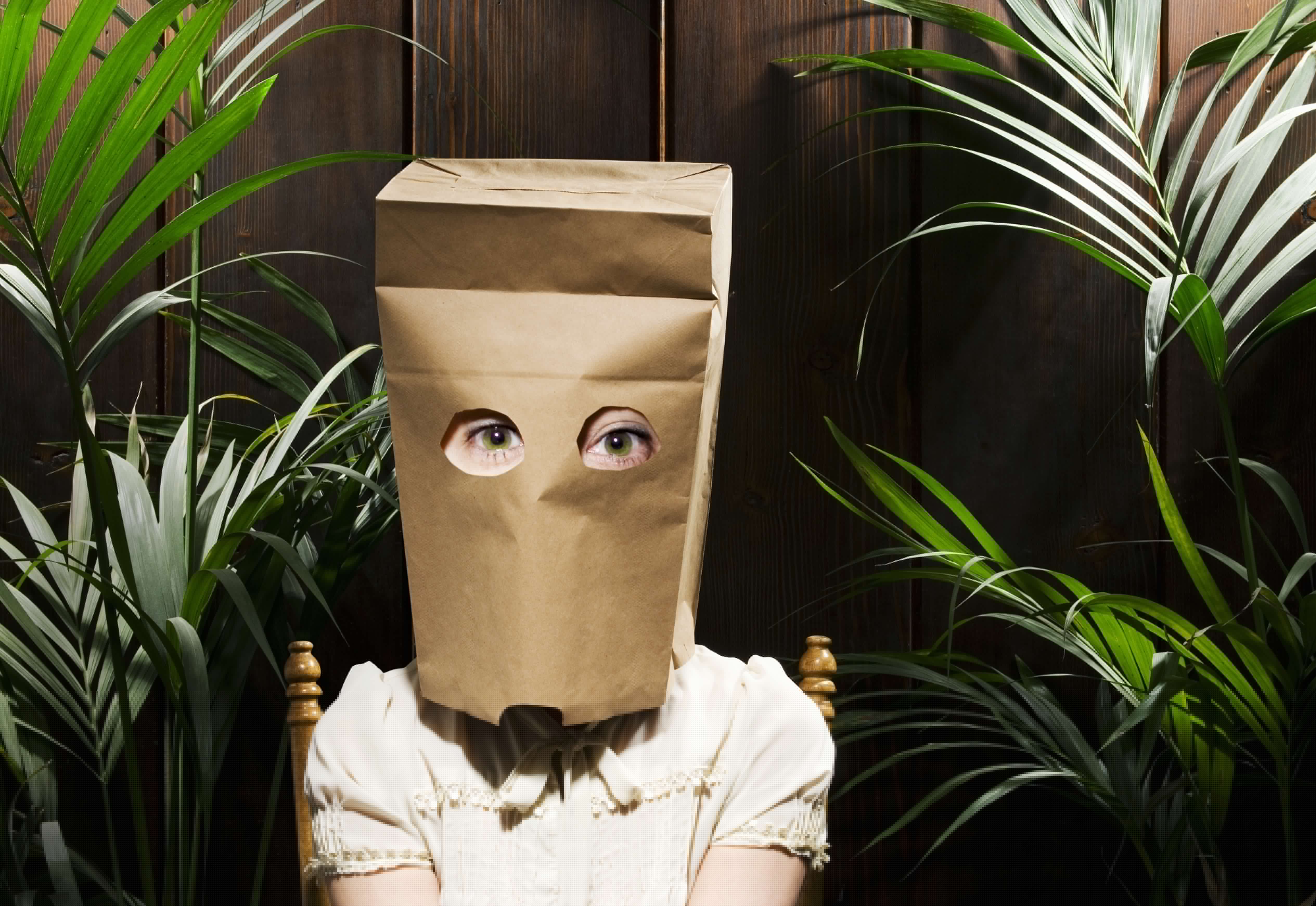 有纸袋的妇女在头的，眼睛删去了