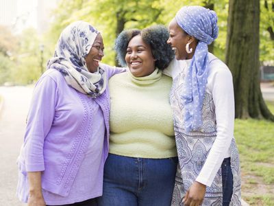 穆斯林女孩与妈妈共度时光