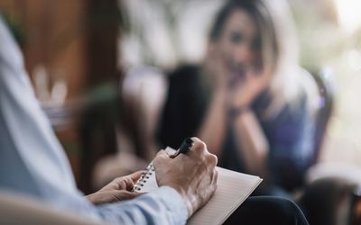 万博maxbetx官网登陆心理学治疗会议。女病人谈话与心理健康专业。万博手机客户端