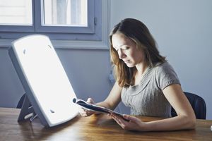 做光疗法的女人。法国