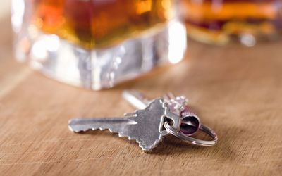 钥匙和威士忌玻璃