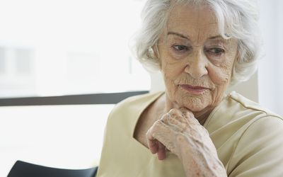 抑郁的老年妇女