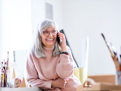 女人微笑着打电话