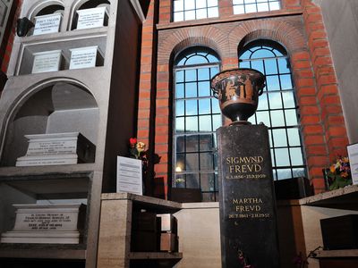 盛着西格蒙德·弗洛伊德和妻子玛莎骨灰的瓮