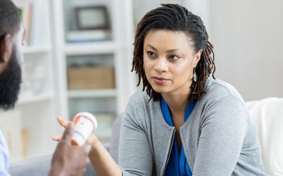 妇女从医生那里吃药