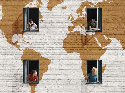 人们在窗户里，在墙上画着地图