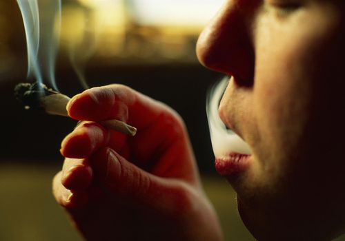 吸食大麻的男子