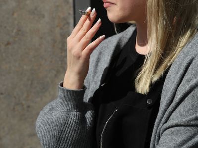 办公室职员在休息时间抽烟