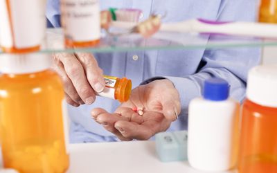 供以人员从瓶采取药片