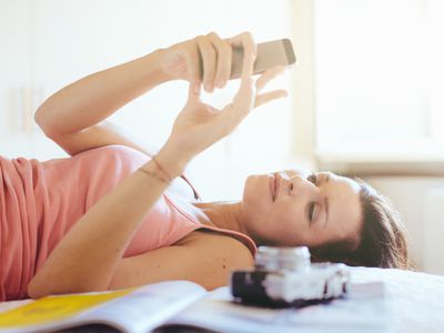 放松与电话的妇女为重音管理。万博manbetx是正规公司吗