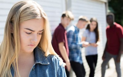 不开心的少女被同龄人八卦