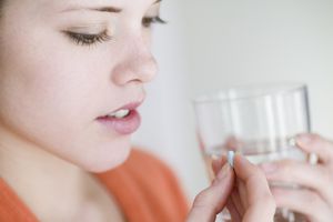 一个十几岁的她服用中药。