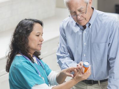 家庭护士帮助有疗程的老人