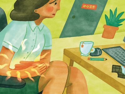 女性在工作时捂着小腹，因为经期抽筋。