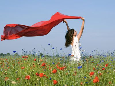 在草地上自由和轻松的女人