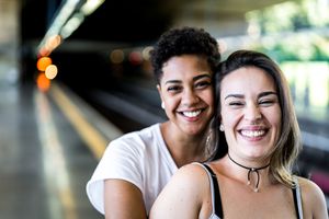 年轻女同性恋夫妇画象