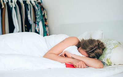 哭泣在床上的少妇