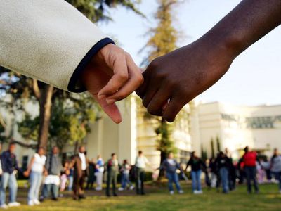 握手的不同种族的人们