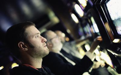 带空白的赌徒看老虎机