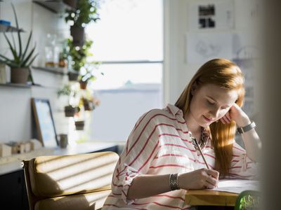 女人在办公室写作