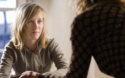 女孩与辅导员交谈