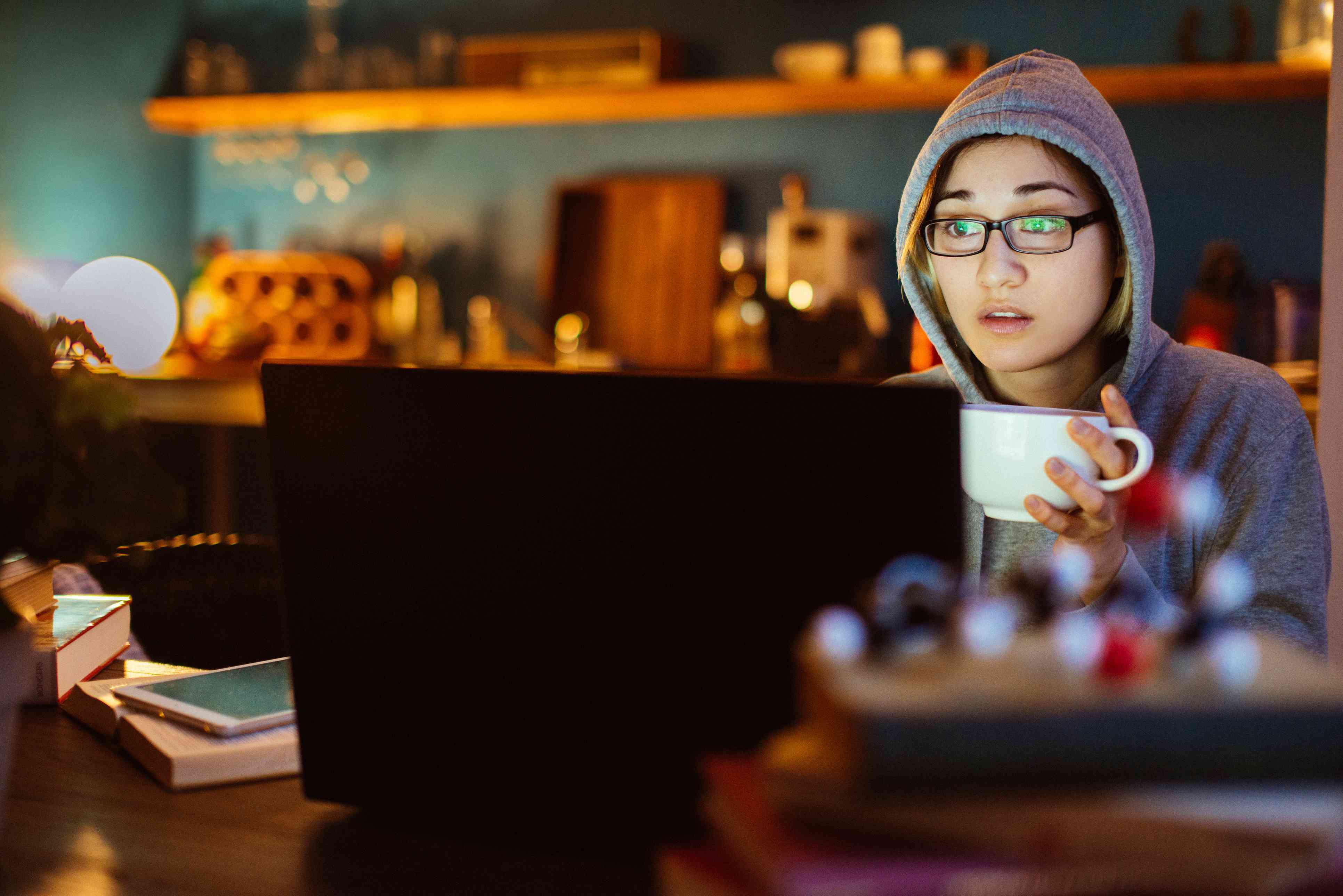 女人看电影，晚上。