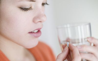 一个正在吃药的青少年。