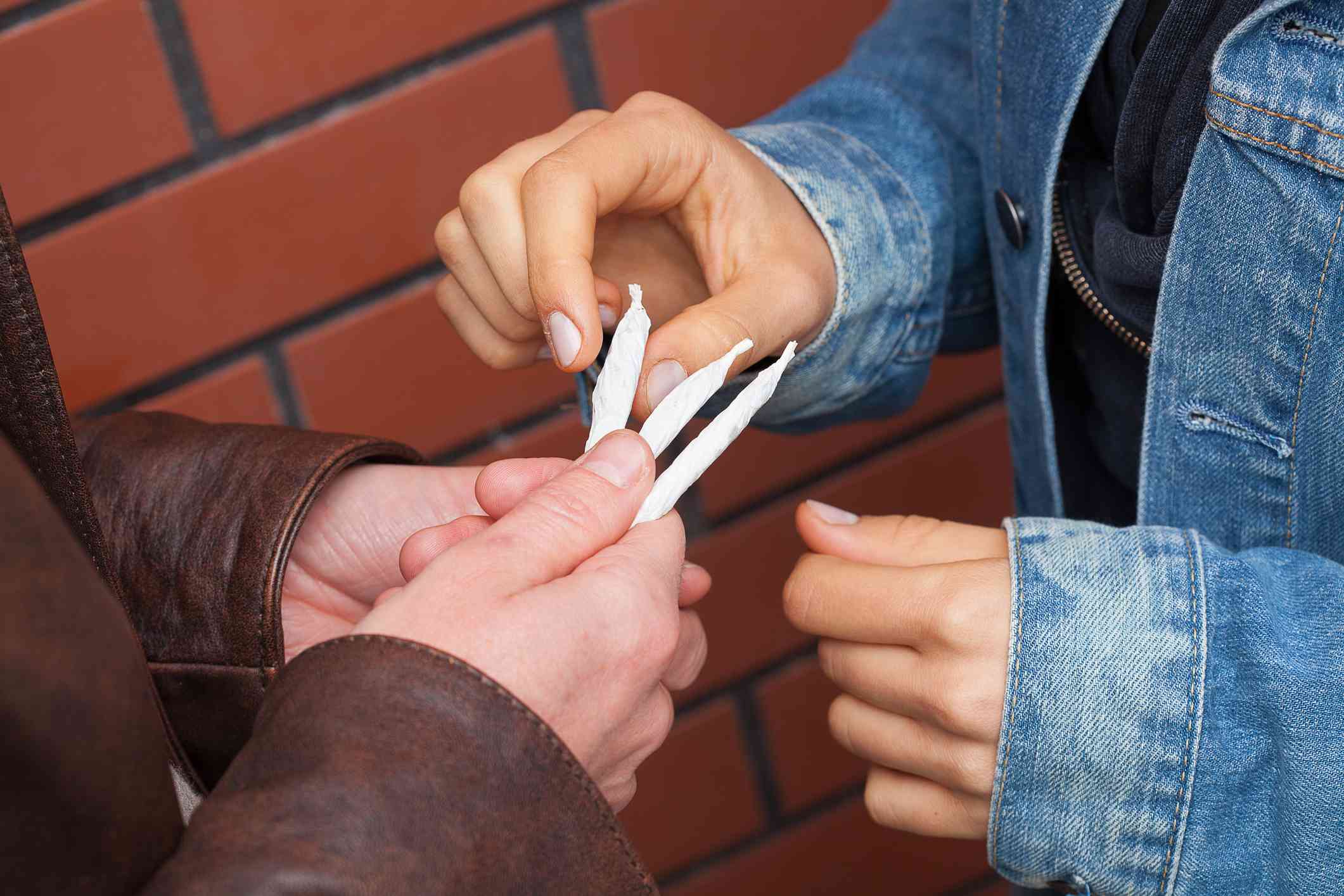 有大麻关节的青少年
