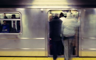 乘客踩到拥挤的火车，后视（模糊运动）