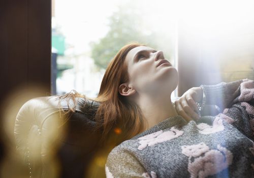 放回沙发的妇女，看天花板