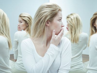 镜子里的女人显得很害怕