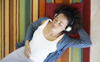 躺在地板上的女人放松