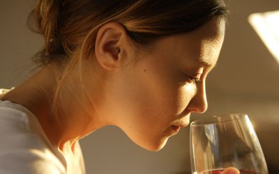 正在考虑是否喝酒的女人，因为她正在服用莱克萨普罗。