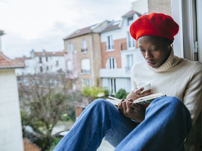 一个女人在窗台上看书