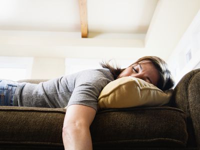 睡在沙发上的女人