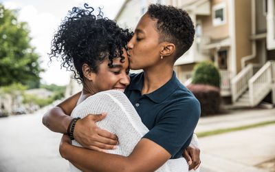 女同性恋夫妇在家门口拥抱