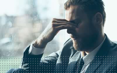 悲伤的男人看起来沮丧并遮住了他的眼睛