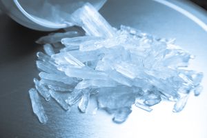 甲基苯丙胺特写镜头在桌上的