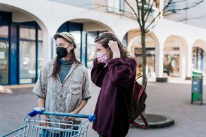 外面戴着面具的奇怪夫妇