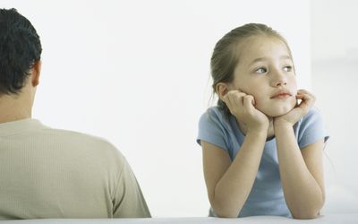 拿着头的女孩，倾斜在肘部旁边，背面图旁边