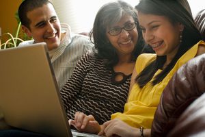 母亲和父亲支持女儿