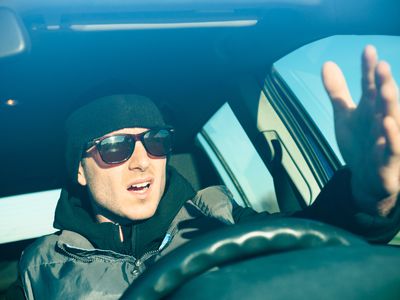 愤怒的男子驾驶着他的汽车