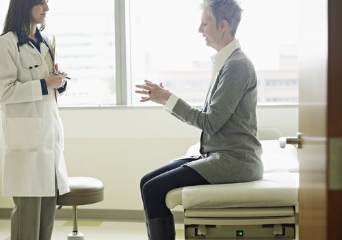 医生与患者在考试室里