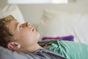 在想法中失去了一个十几岁的男孩的特写镜头