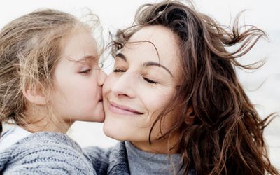 亲吻母亲和孩子户外