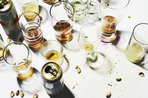 空杯子和啤酒罐在桌子上