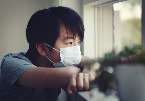 孩子渴望地望着窗外。