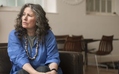 悲伤地看着肩膀的中年妇女